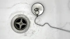 Was tun, wenn im Bad oder in der Küche Kanalgeruch wahrnehmbar ist?