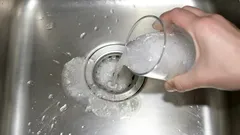 Kein Essig und Natron mehr: Ein halbes Glas dieses Mittels beseitigt jede Verstopfung im Spülbecken.