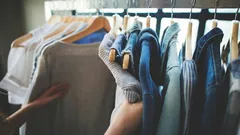 Wie man unangenehme Gerüche aus Secondhand-Kleidung entfernt: Lösungen für Baumwolle, Synthetik und empfindliche Stoffe.